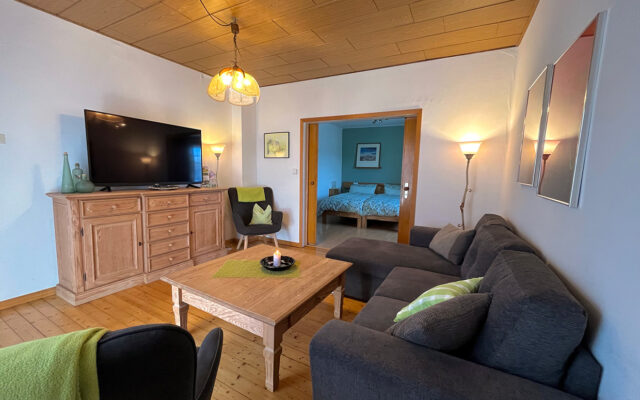 Wohnzimmer mit Blick auf Schlafzimmer